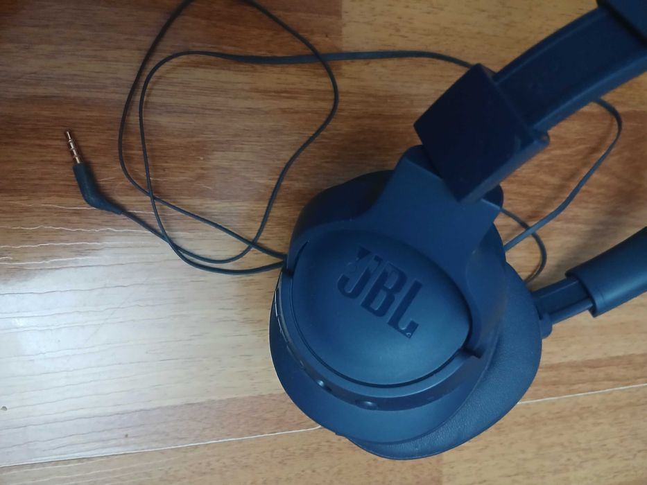 Наушники бренда JBL