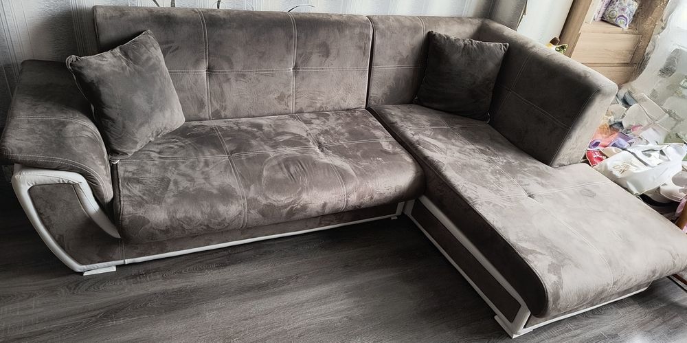 Десен ъглов диван