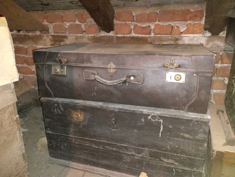 Много стари куфари и сандъци