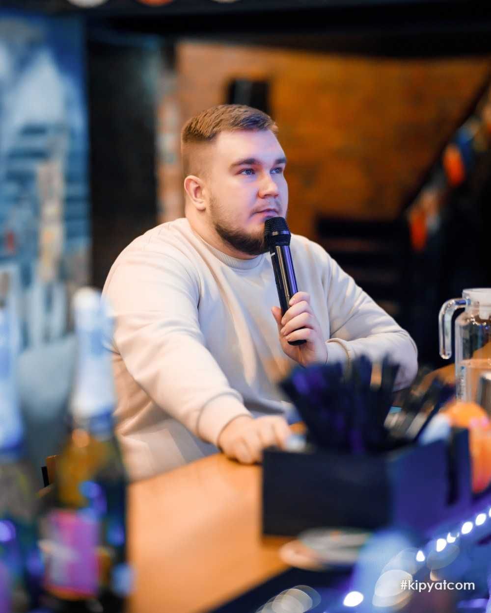 Ведущий мероприятий Иван Лысов