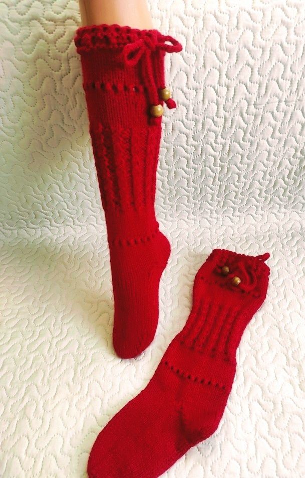Червени ръчно плетени чорапи