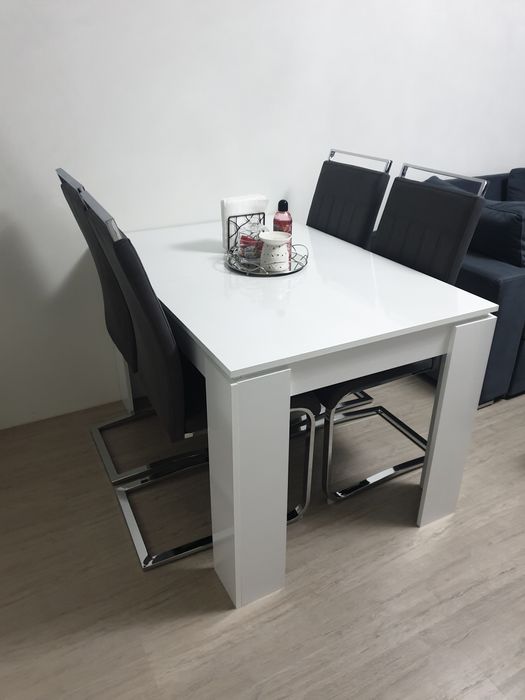 Комплект маса със 4 стола