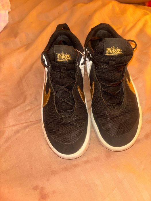 Adidasi nike , negri