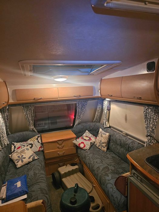 Продавам каравана в прекрасно състояние 2004 г.