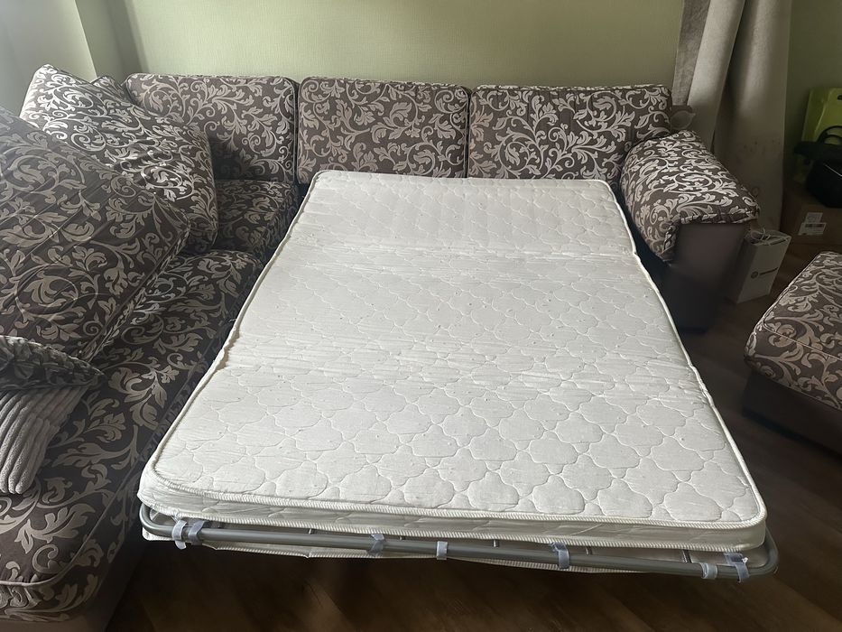 Диван и пуфик в отличном состоянии угловой