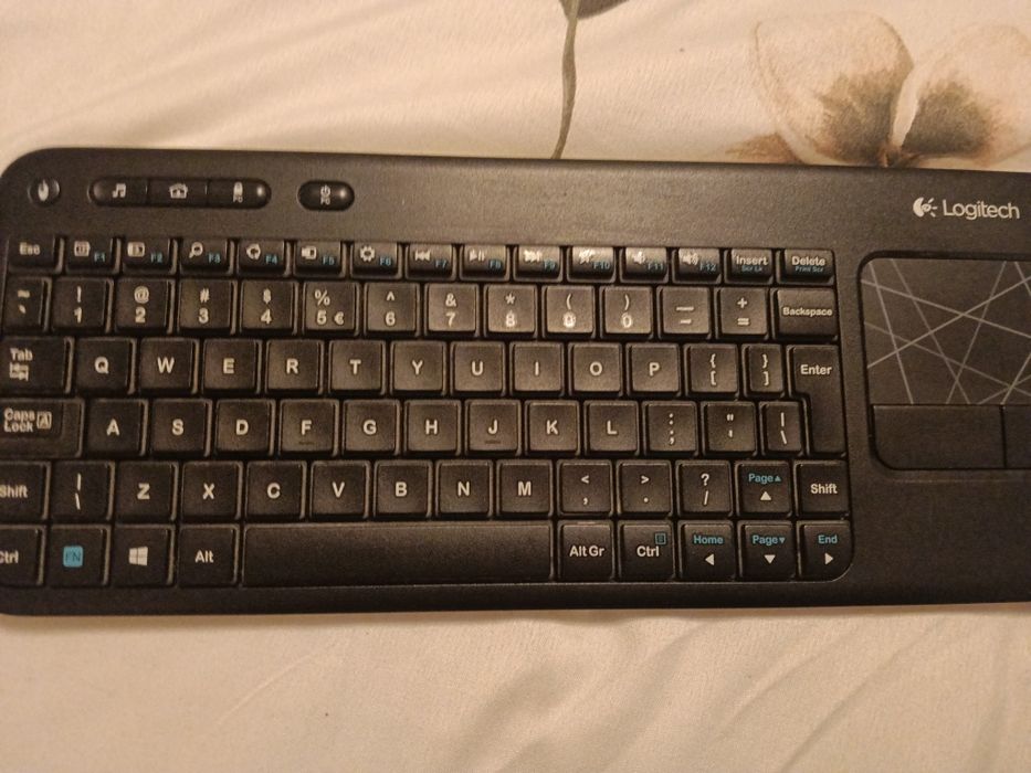 Tastatura tv Logitech wireless.
