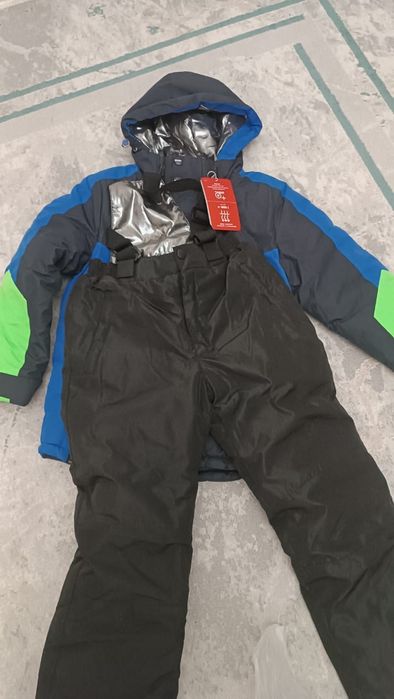 Горнолыжные костюм сатамын новый. 9-10 жаска келеді. Размері 140см