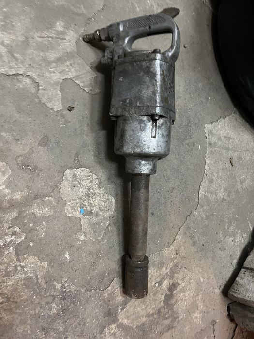 Продавам голям пневматичен гайковерт за камион