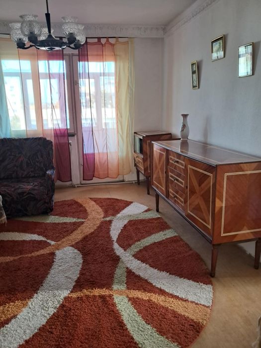 De inchiriat, 3 camere, Filiasi
