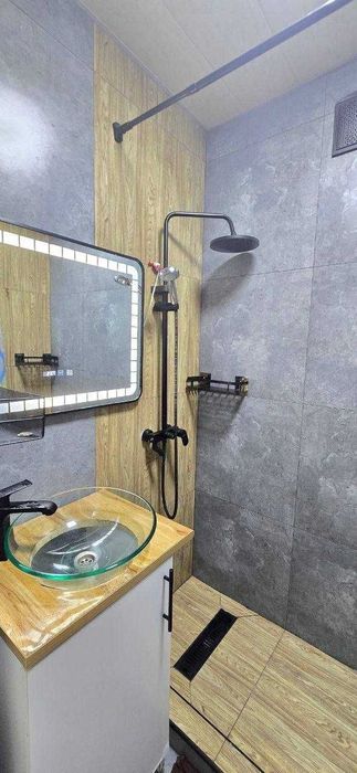 Sergeli 3-bekat metro yonida 200 m joyda kvartira bor