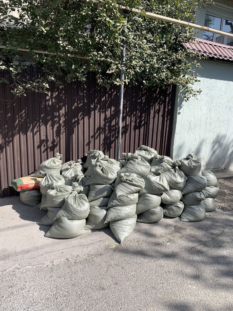 Щебень и песок в мешках