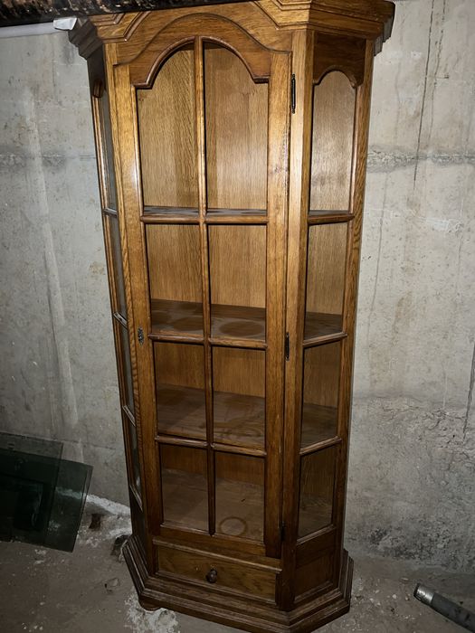 De vanzare vitrina colt din lemn masiv