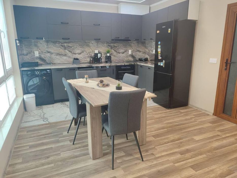 Дава се под наем Двустаен апартамент в Бургас, Изгрев - 63 кв.м за 663 € - Снимка #2