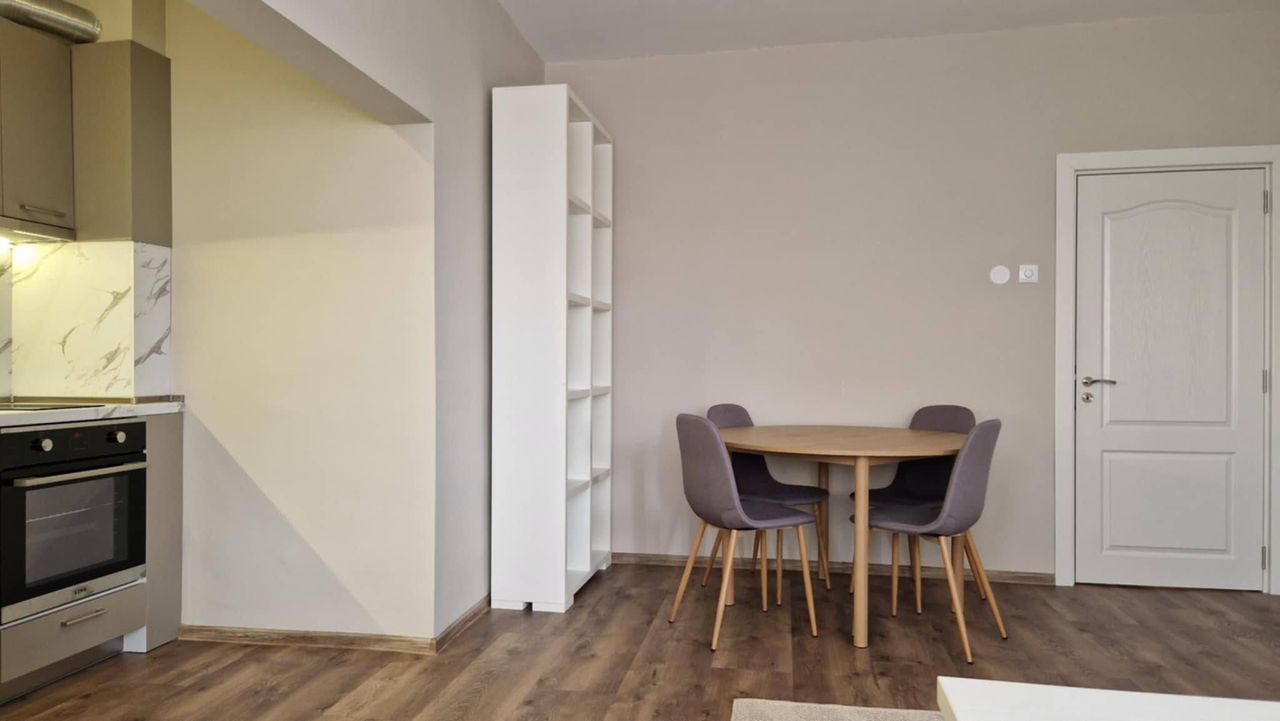 Продава се Тристаен апартамент в Варна, Колхозен пазар - 83 кв.м за 3073 €/кв.м - Снимка #2