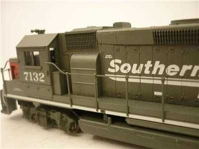 Дизелов локомотив EMD GP40-2 с габарит HO от Athearn,