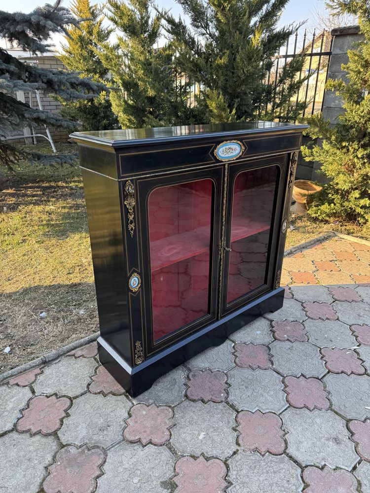 Comoda/vitrina stil napoleon III cu detalii din bronz si portelan