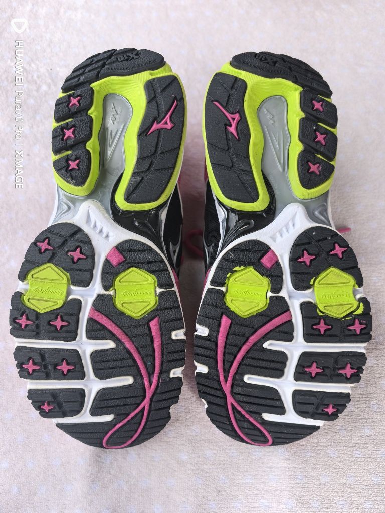 Страхотни женски маратонки asics и salomon номер 36.