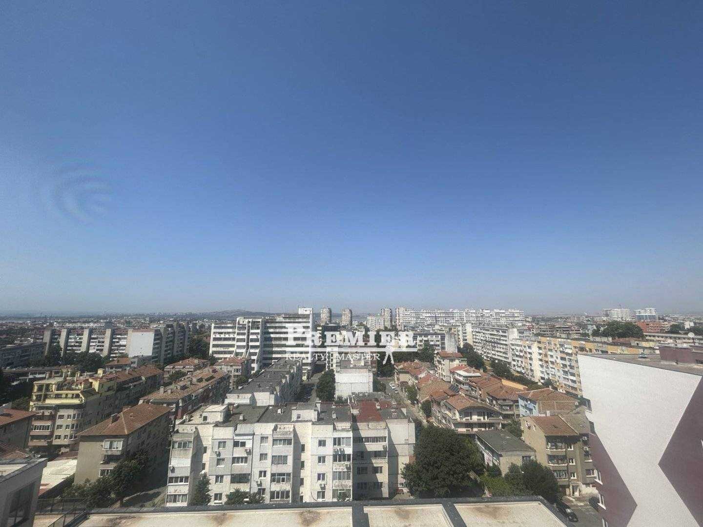 Двустаен апартамент на метри от морската градина и центъра на града