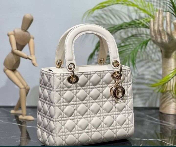 Geanta damă, model Lavy Medium,diverse nuanțe, saculet, etichetă