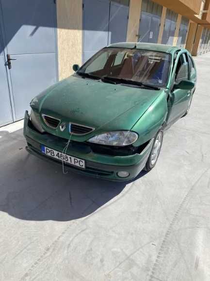 Продавам Renault Megane 1.6 газ/бензин с удар - в движение