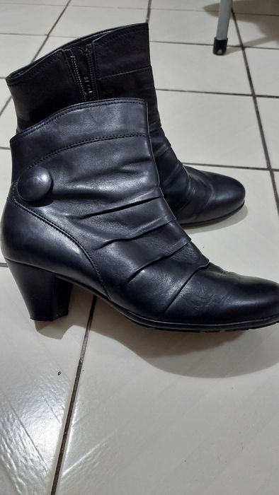 Елегантни дамски боти естествена кожа