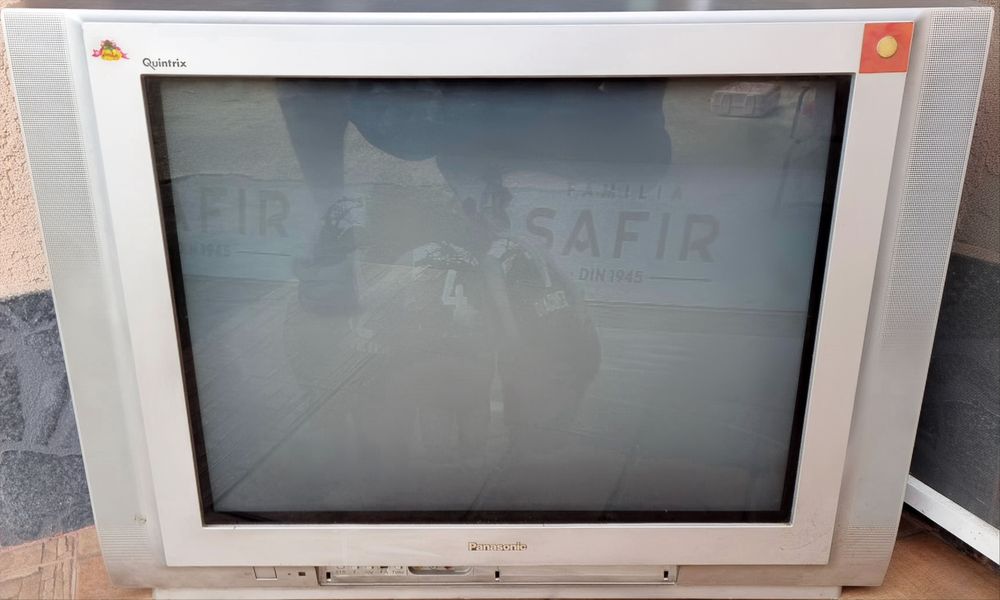 Vând televizor pentru piese!