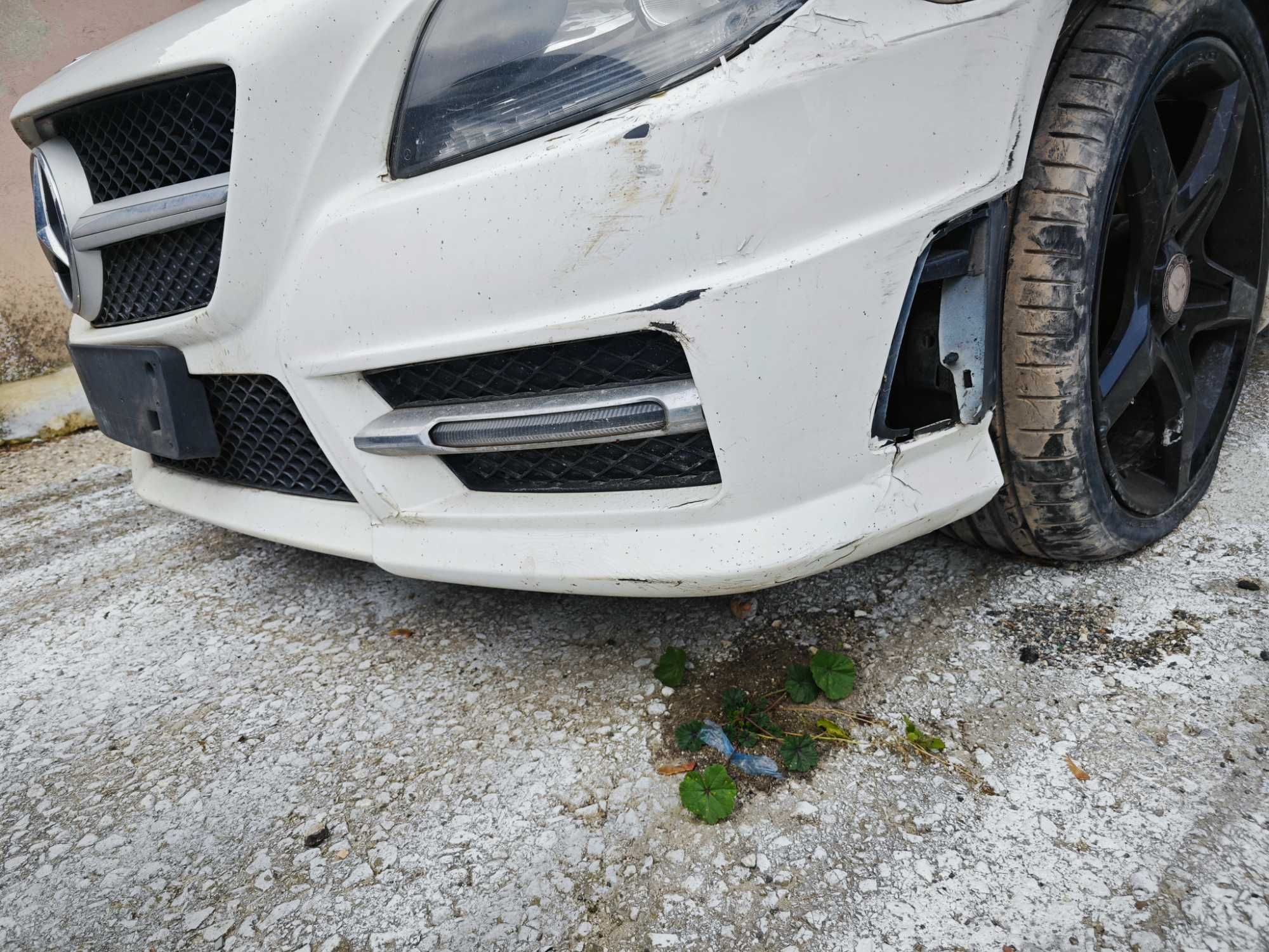 Предна AMG броня Mercedes SLK 250 R172 бяла оборудвана дефект от ляво
