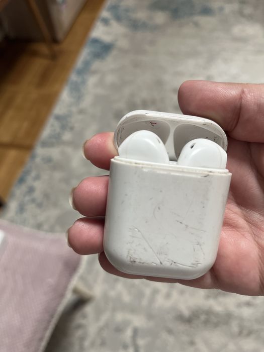 Срочно продам беспроводных наушников Apple AirPods 2-го поколения