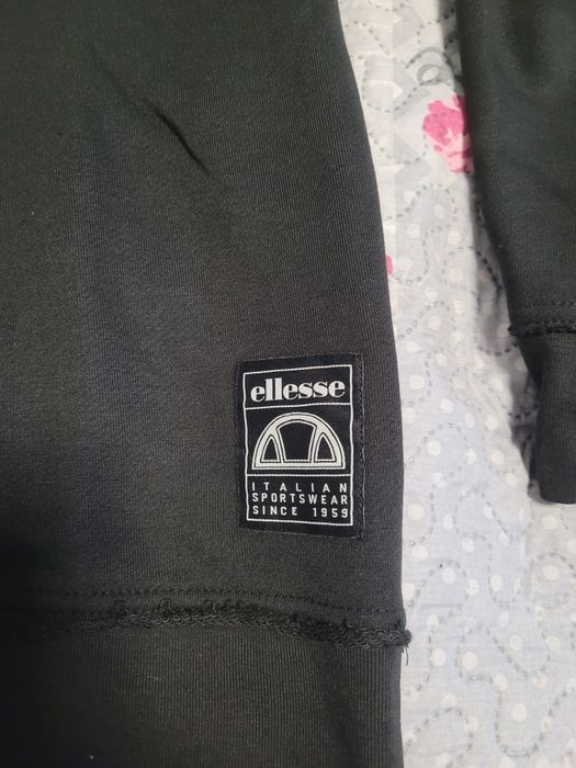 Bluze Ellesse , Urgent