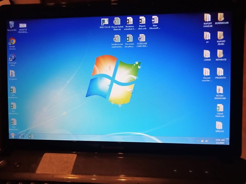 Vând laptop Lenovo semnat Cristhelen.B