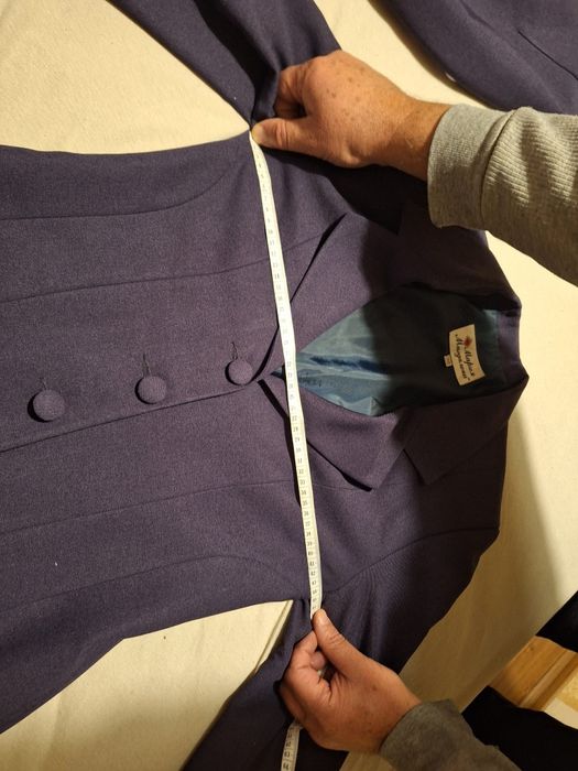 Лилав официален костюм - вталено сако и пола, размер С