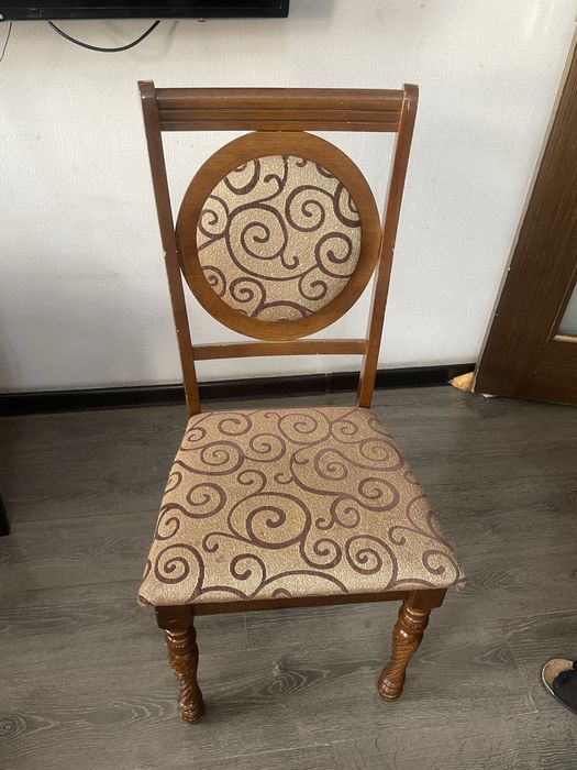 Мебель б/у (стол-трасформер, два стула, шкаф, диван)