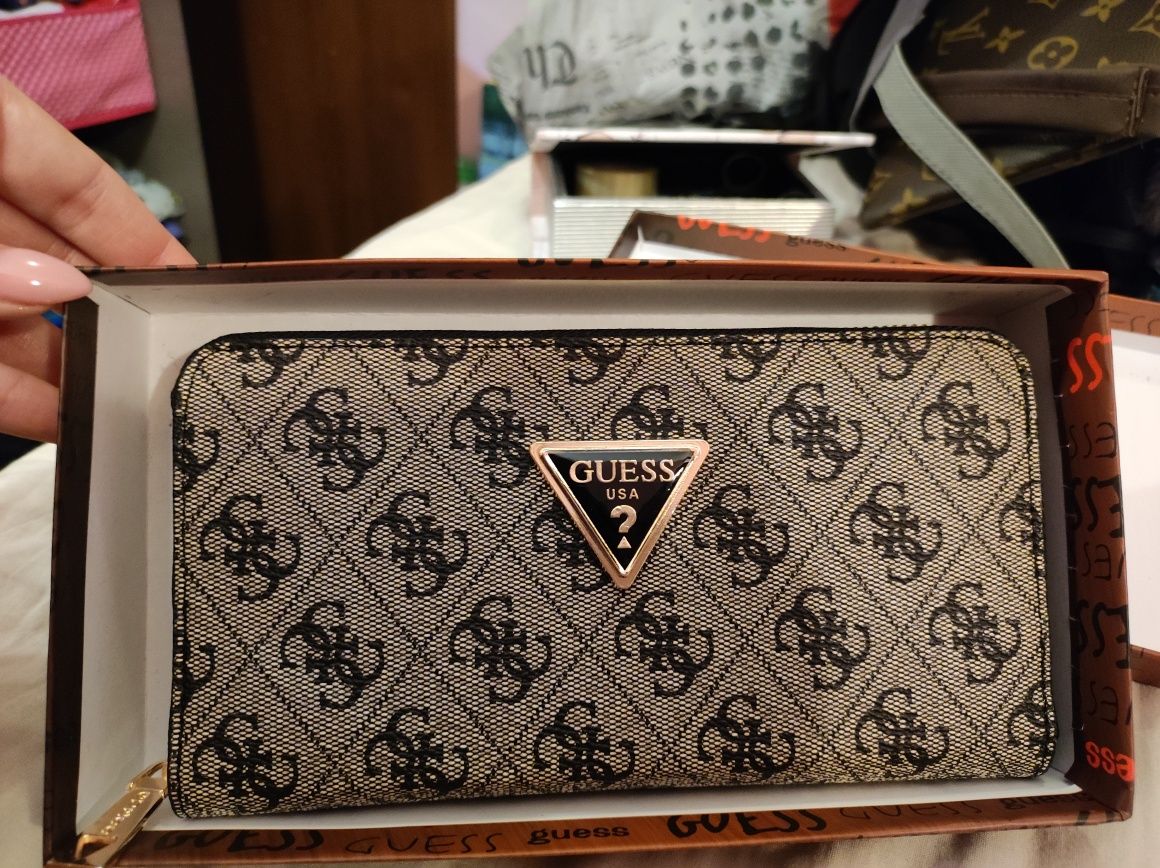 Портмонета и чанти Guess