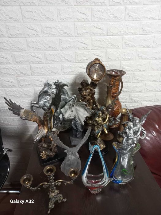 Продавам декоративни статуи, вази и фигури – без забележки