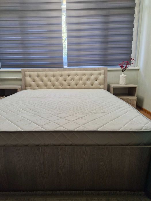 Кровать двуспальная и две тумбочки