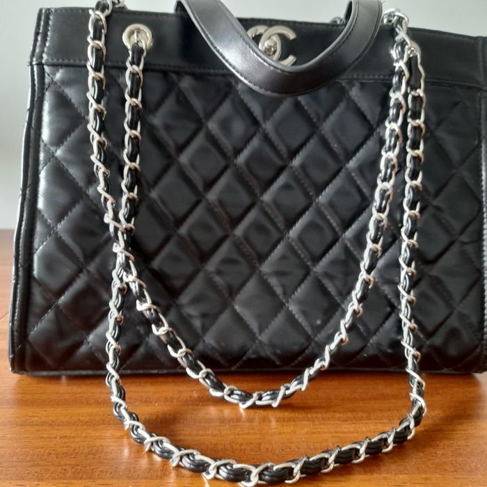 Сумку женскую новую  Chanel продаю.