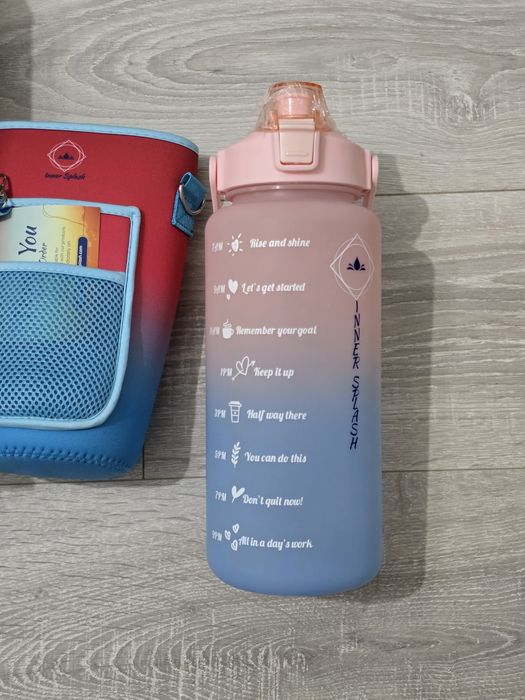 Sticlă de apă Inner Splash 2L cu pai gradat și husă – roz, roșu, albas