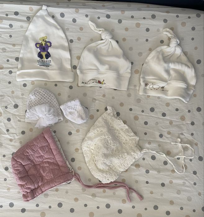 Комплект за новородено, ръкавички, терлички и шапки