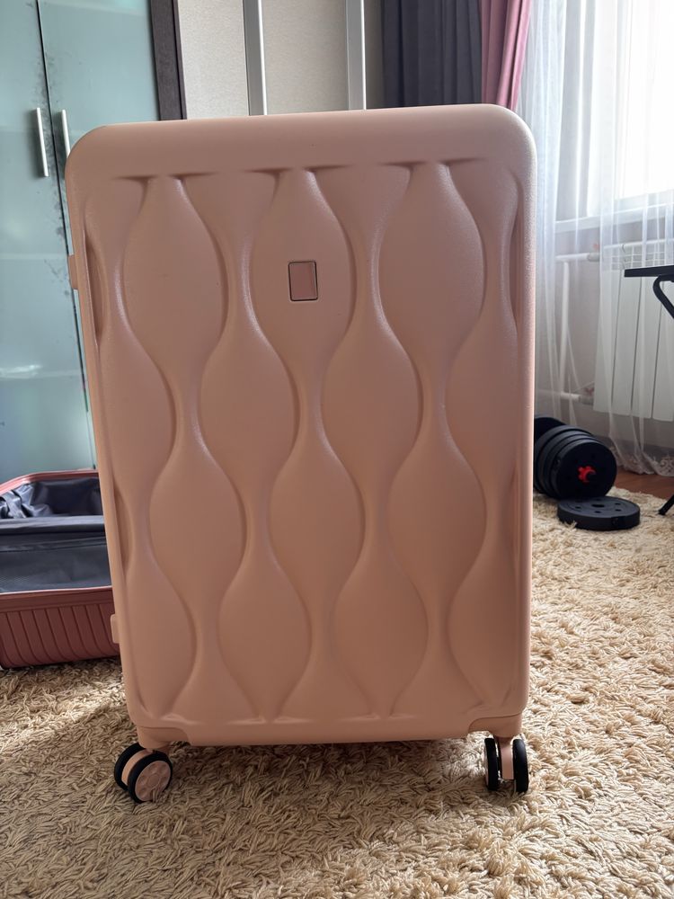Чемодан нежно-розовый