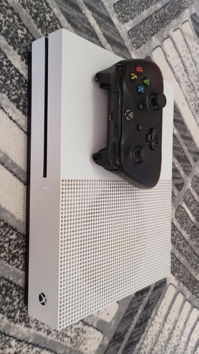 Vând Xbox One + Controller