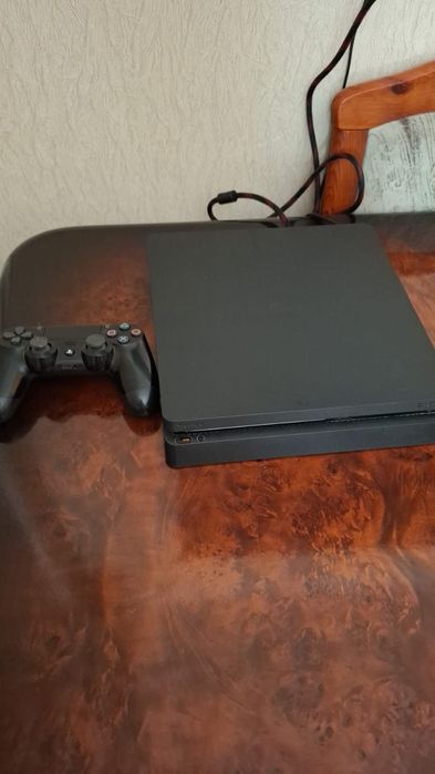 Продам приставку Play Station 4 Slim