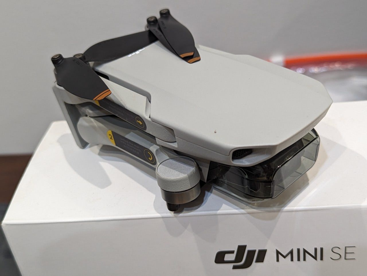 Почти нов дрон DJI mini se Fly more combo 3 батерии кутия чантичка
