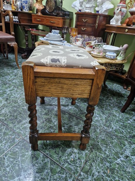 Прекрасна антикварна английска табуретка стол за пиано