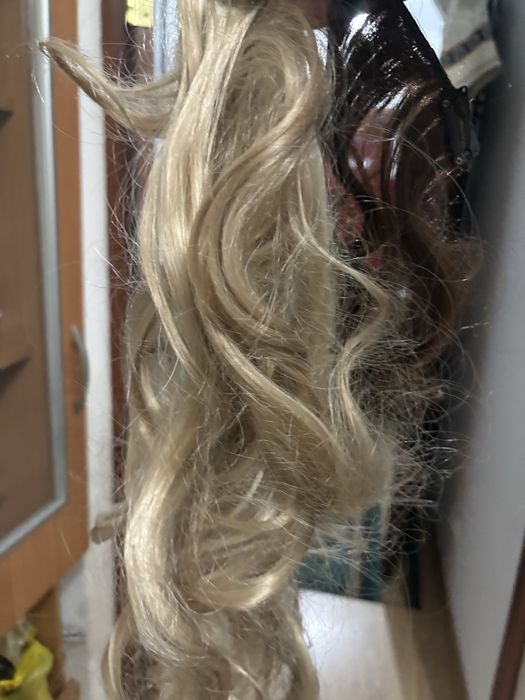 Продаю волосы искуственные с заколками в отличном состоянии.