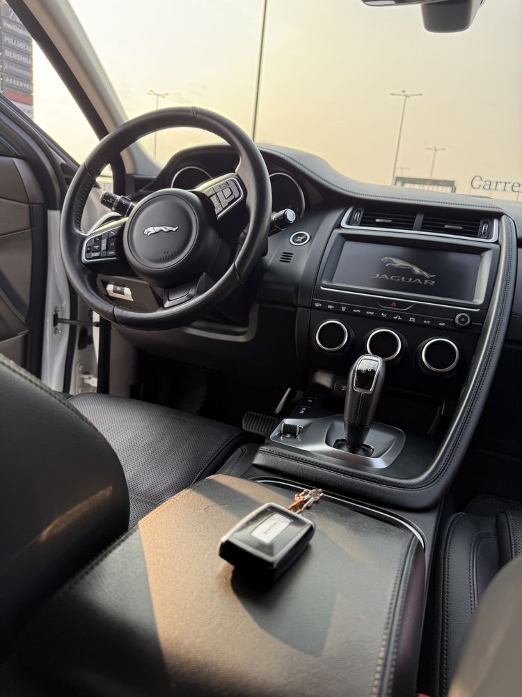 Jaguar E Pace alb