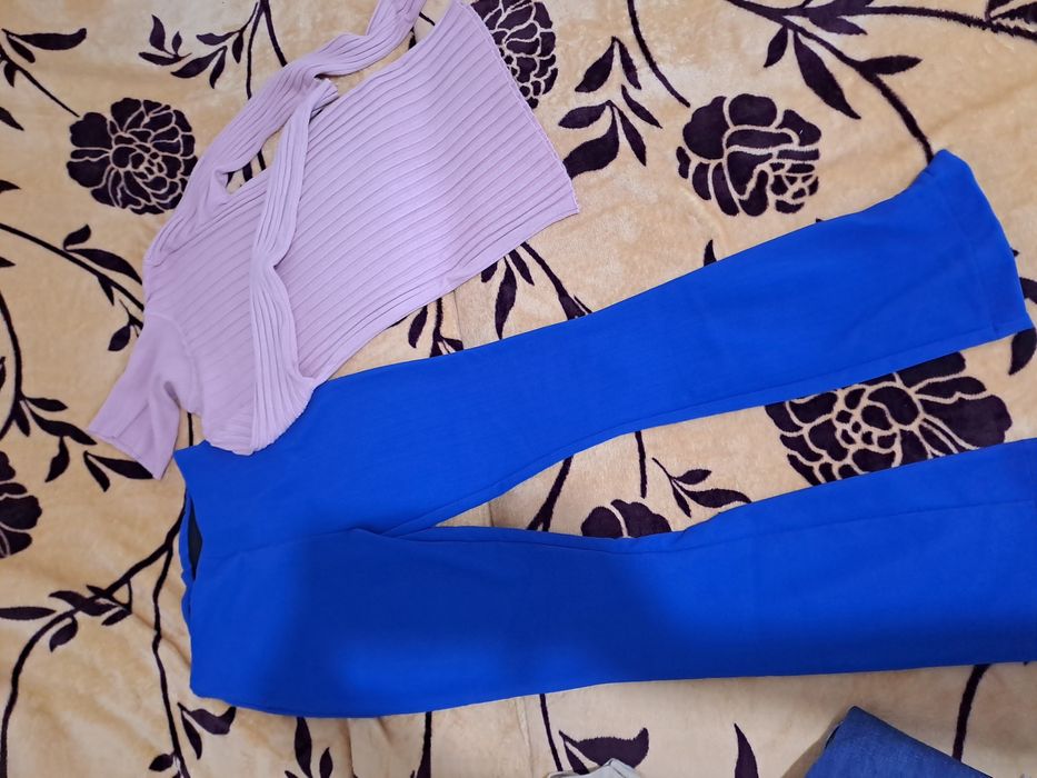 Pantaloni albastrii și bluza roza