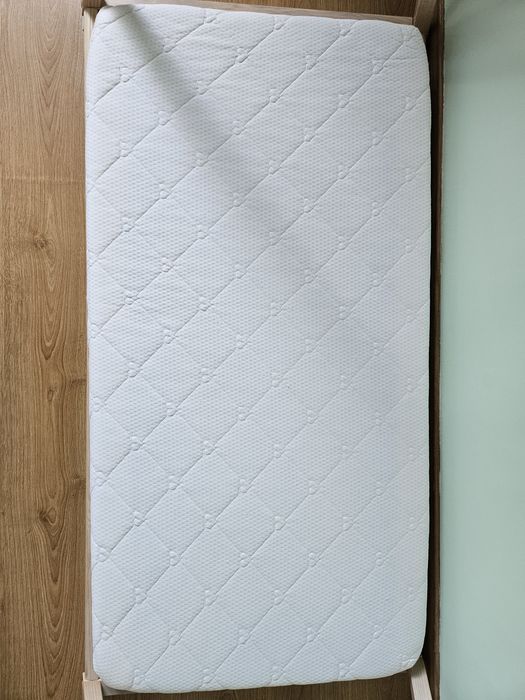 Pat tip cort, cu saltea si baldachin incluse