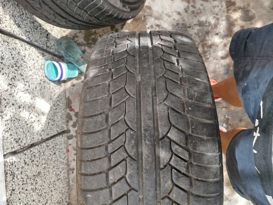 Продавам 4 броя гуми 275/40/22