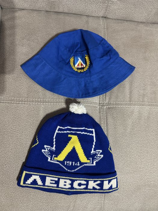 Шапки и шал на Левски