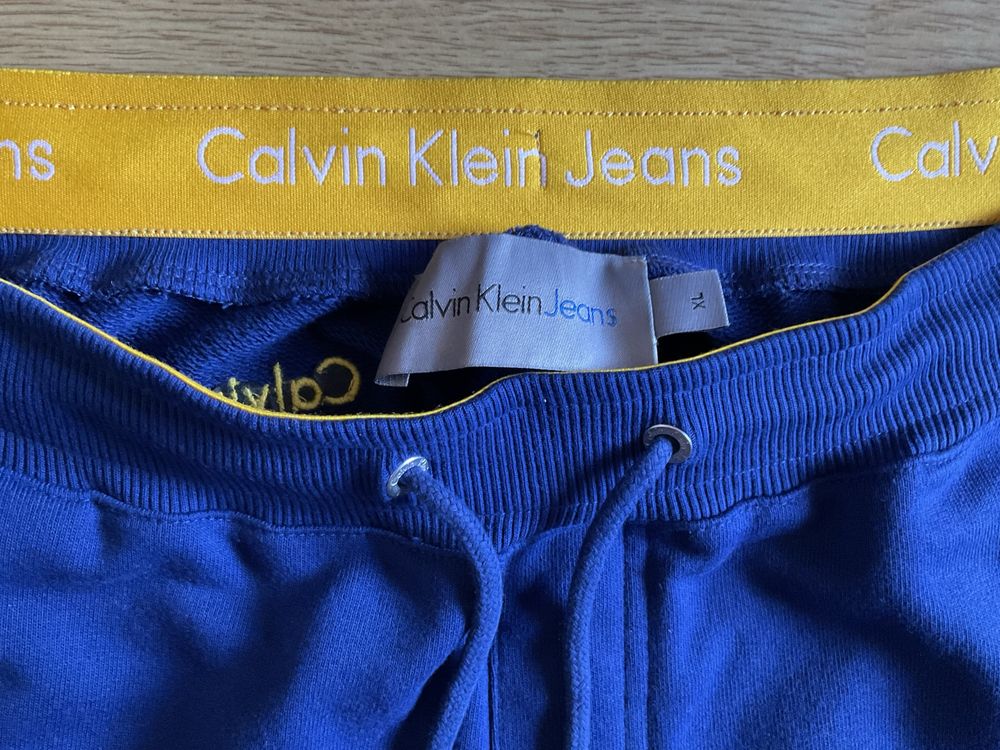 Pantaloni originali Calvin Klein ca noi